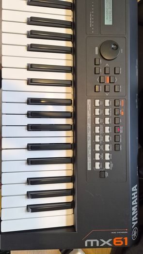 Yamaha MX61 synthesizer V2
