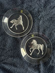 Hoya Tokyo Crystal set of 2 intaglio horse plates