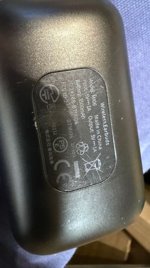 Vanko etui charger with one earbud
