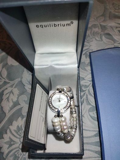 Sterling silver jewellery set plus newbridge pendant and 3 watches like new