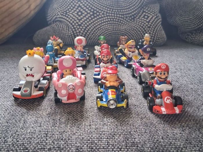 Mariokart hot wheels track and 17 cars