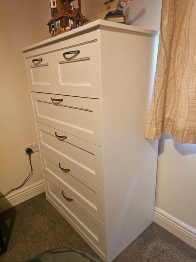 Chest of drawers