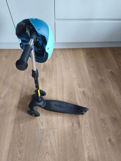 Kids 3 wheels scooter with helmet