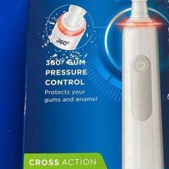 Braun Oral B Pro 3 Electric Toothbrush brand new