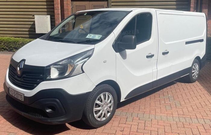 2015 renault trafic very clean