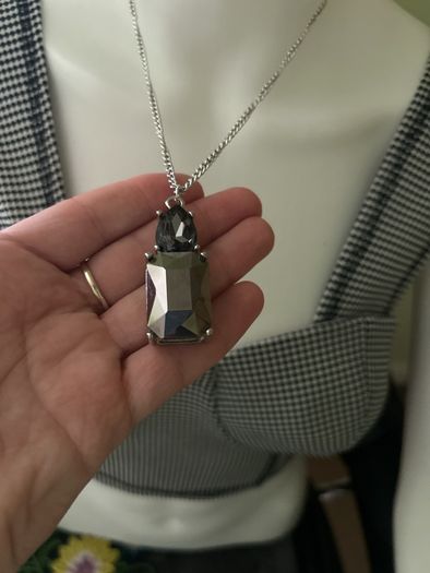Sparkling pendant necklace in silver tone