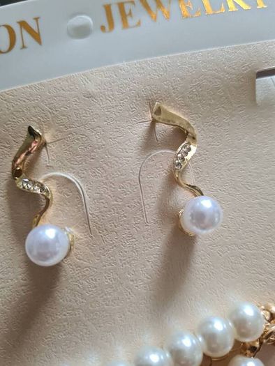 Necklace and earrings set