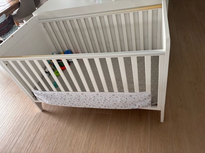 White cot