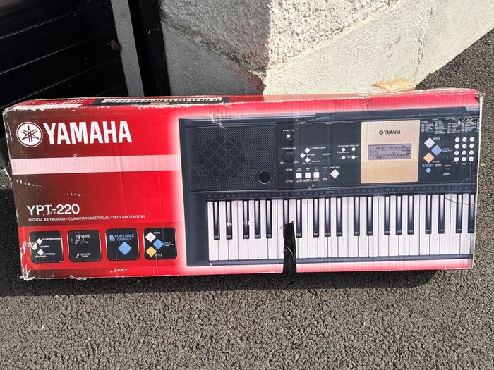 Yamaha Keyboard & stand