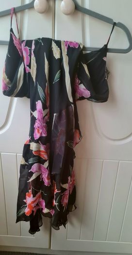 100% silk, Sequin. Ruffled. Rue de la Paix Boutique. Size 8