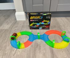 Toy racing track