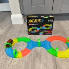 Toy racing track
