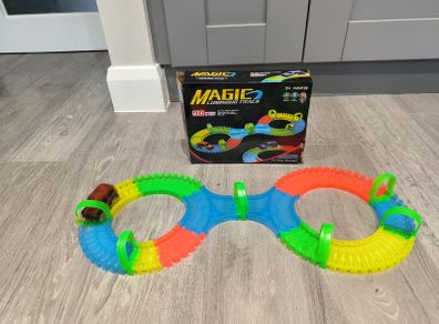 Toy racing track