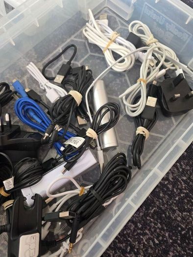 Cables, chargers...all 10e