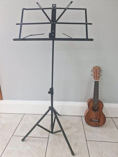 Soprano Ukulele, Cascha premium. Model HH 2024, Mahogany 21". Also folding music stand with carry bag.