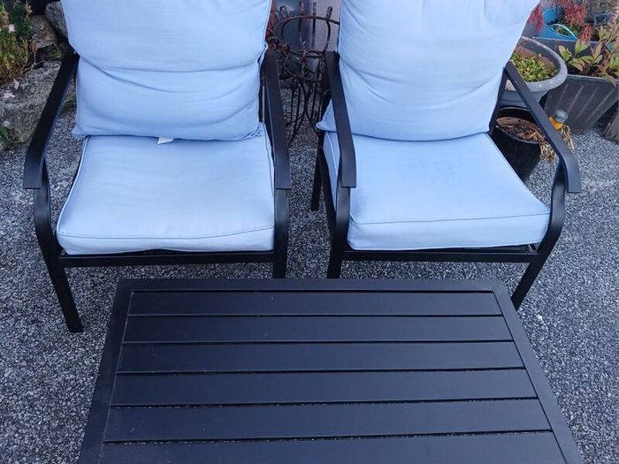 2 patio chairs & coffee table