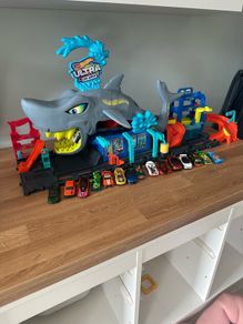 Hot wheels shark garage and 15 cars
