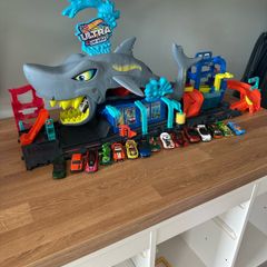 Hot wheels shark garage and 15 cars