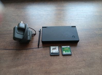 nintendo Ds console with charger, 2 games and stylus