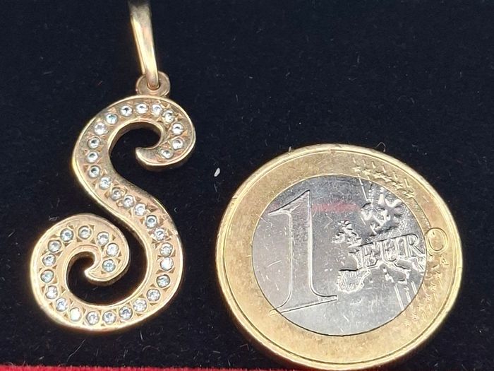 9ct yellow S pendant
