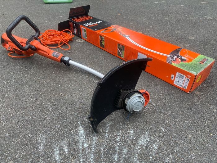 Black + decker 33cm 700w strimmer