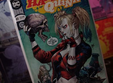 Harley Quinn ! Issue #49 ! To Be or Not To Be Cover ! 2018 ! by DC Comics !