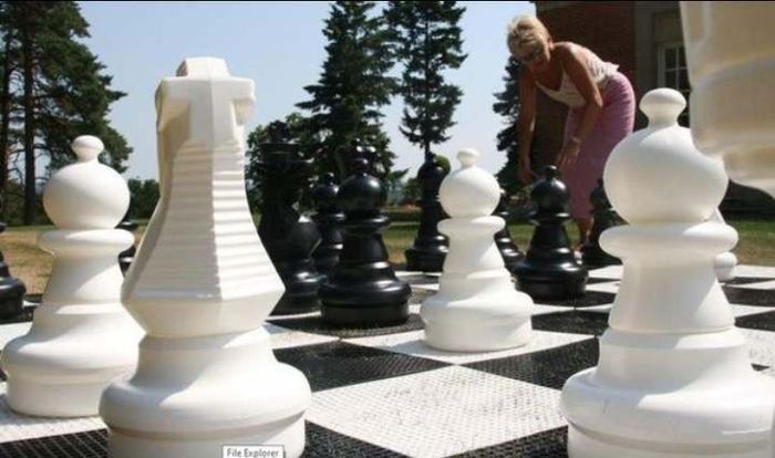 Garden giant chess set