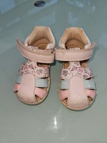 Girl's  sandals