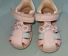 Girl's  sandals