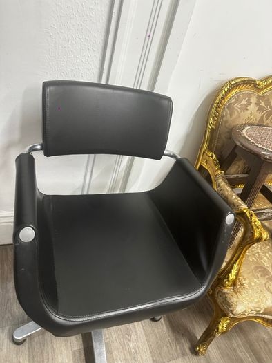 Salon Chairs To Sell