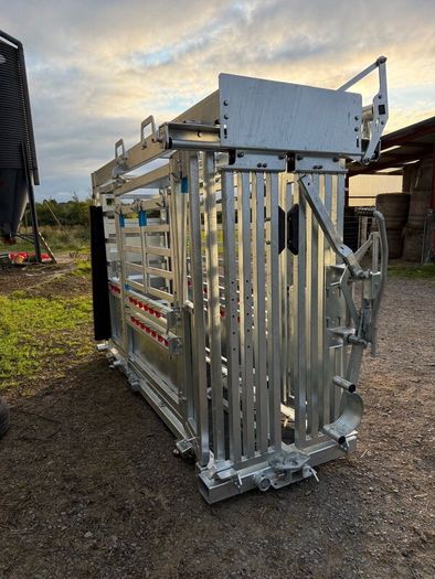 New cattle squeeze crush