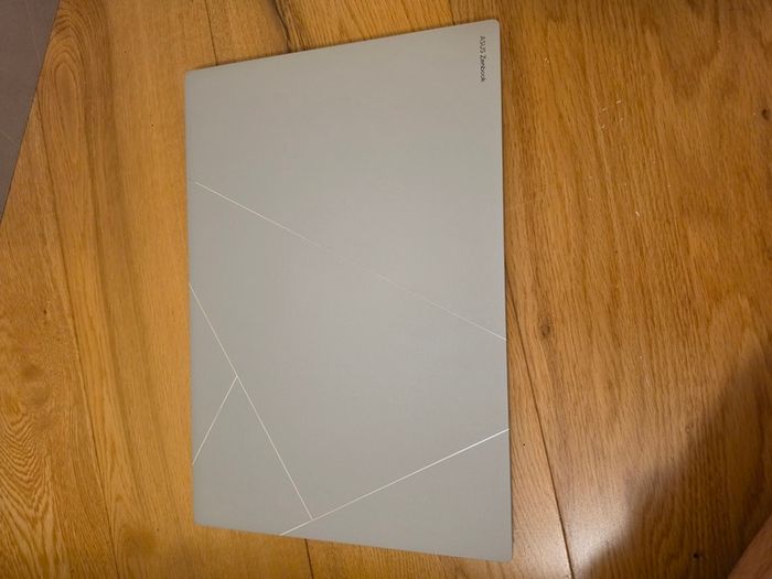 Asus Zenbook S 16 Oled Touchscreen Ryzen Ai 9 32GB RAM 1tb SSD