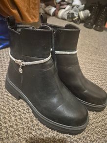 Woman's  shoes