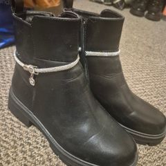 Woman's  shoes