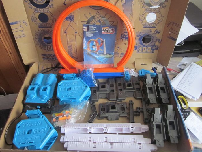 Hot Wheels Track Builder system 35+ Pieces.