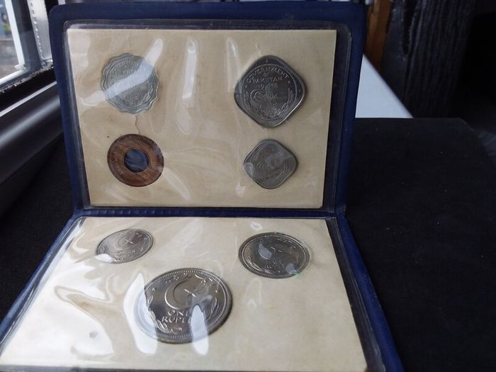 Rare Vintage 1948 Pakistan Mint Coin Set - Official Lahore Mint, Blue Wallet