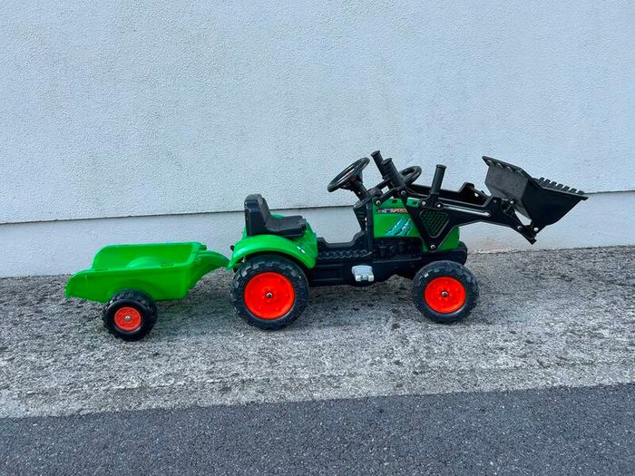 Kids peddal tractor