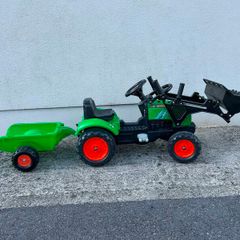 Kids peddal tractor