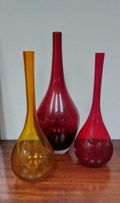 Beautiful Collection of Three Vintage Hand-Blown Gourd/Bottle-Shaped Vases in Dark Red, Red and Orange Transparent Glass, Excellent Condition