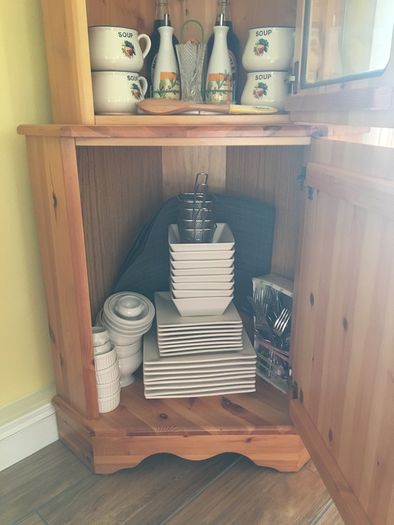Beautiful pine corner dresser. Excellent condition