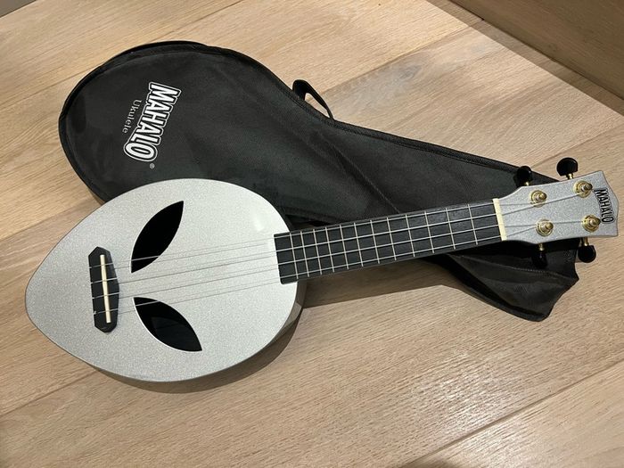Mahalo Ukulele "Alien" with Bag (rarely used, as new)