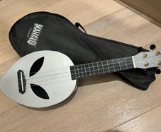 Mahalo Ukulele "Alien" with Bag (rarely used, as new)
