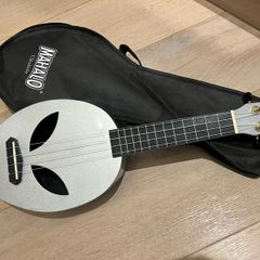 Mahalo Ukulele "Alien" with Bag (rarely used, as new)