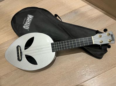 Mahalo Ukulele "Alien" with Bag (rarely used, as new)