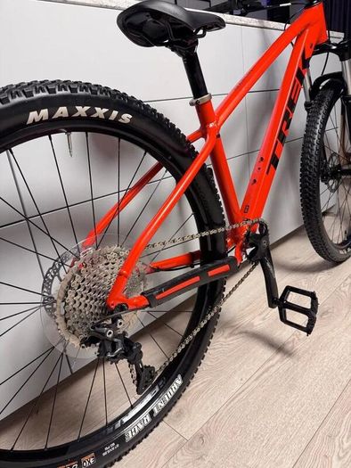 Trek Marlin 6 Mountain Bike + Brand New Full Face Helmet