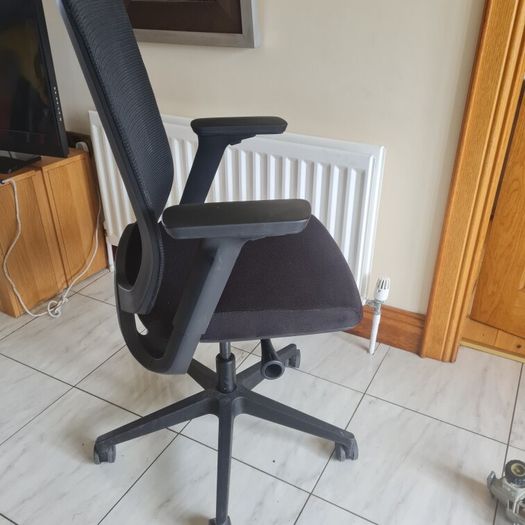 Black netback office task chair