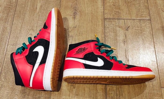 Nike Air Jordan 1  Mid:    SIZE US 10.5 / UK 9.5