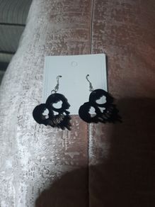 black melting heart skull earrings