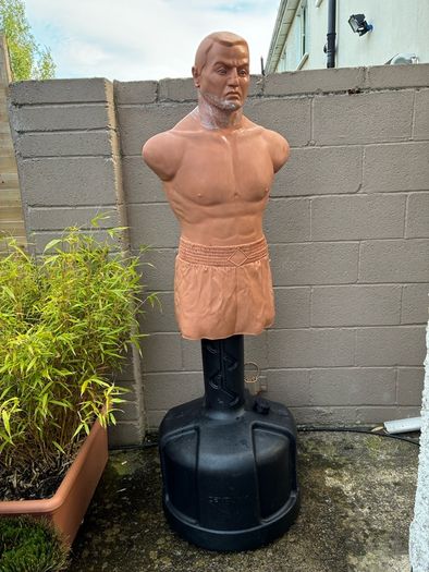 freestanding punchbag kick
