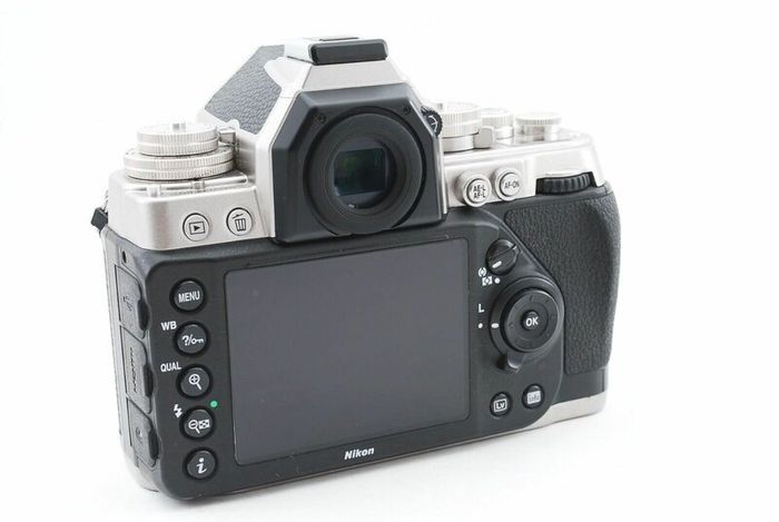 Nikon Df Fx Silver 16.2mp Digital SLR Body + Nikon 85mm f1.8 D lens
